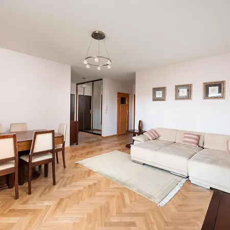 Wygledowska 2-bedroom By Bookinghost ורשה